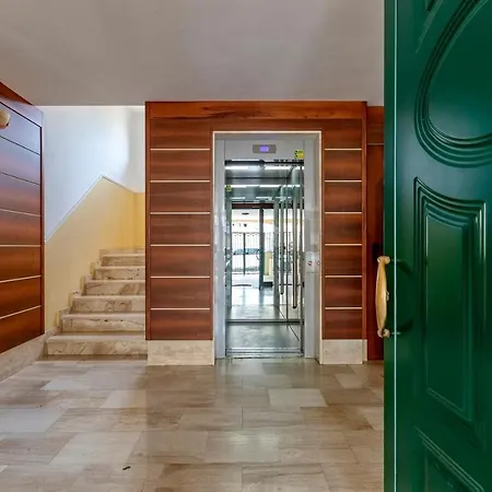 Emerald: A Due Passi Dal Mare. *