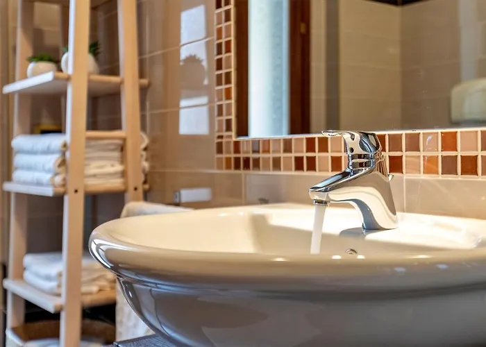 Emerald: A Due Passi Dal Mare.