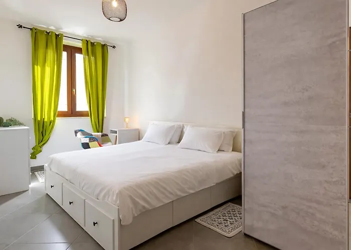 Emerald: A Due Passi Dal Mare.