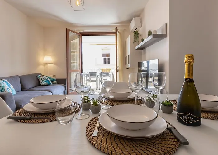 Emerald: A Due Passi Dal Mare. *